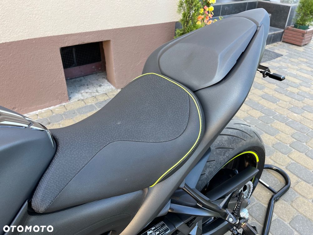 Suzuki GSX - 21