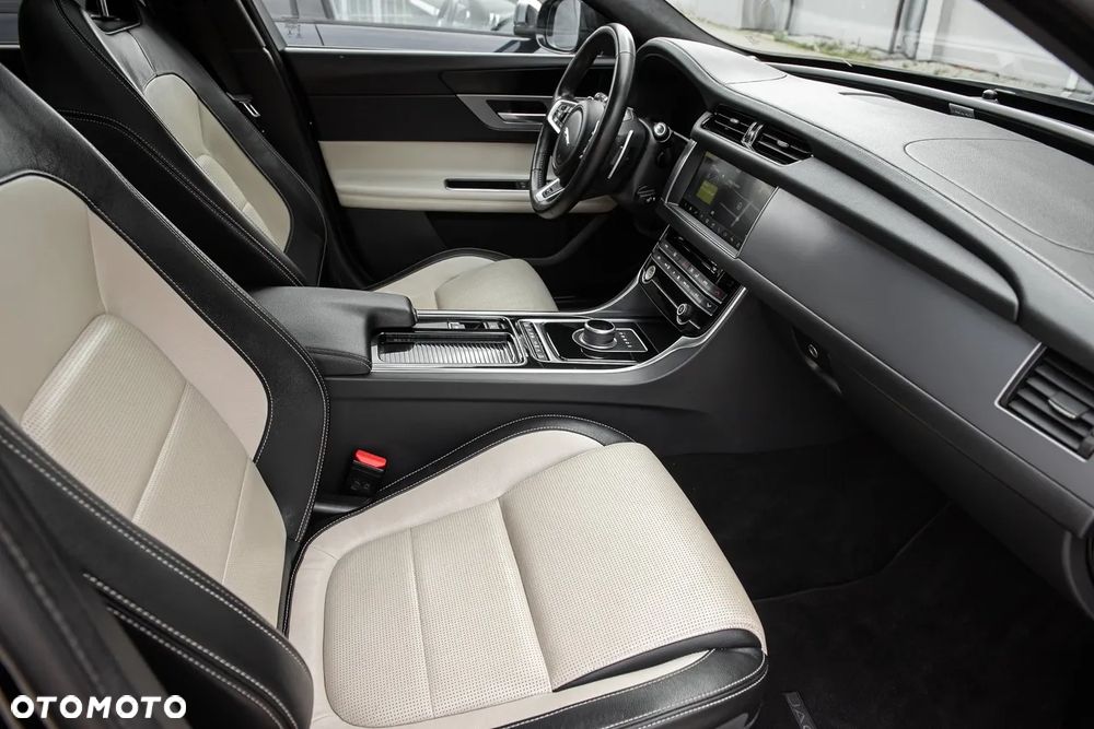 Jaguar XF P250 R-Dynamic BLACK - 33