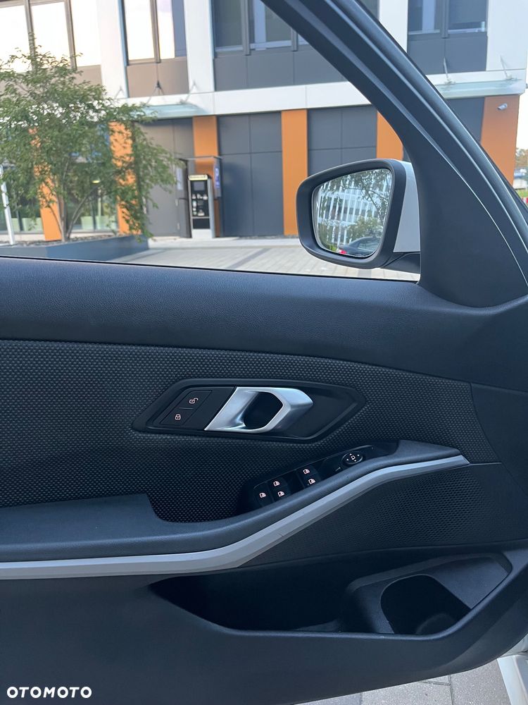 BMW Seria 3 318d - 11