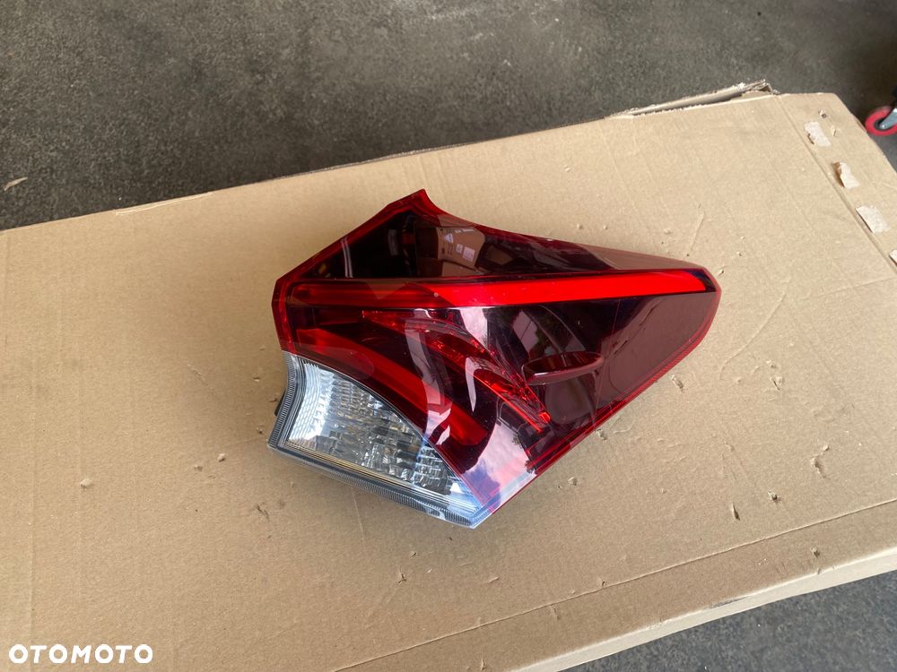 TOYOTA AURIS 2 II LIFT KOMBI LAMPA TYLNA PRAWA  EUROPA PRAWY TYŁ W BŁOTNIK  Europa W-wa - 6