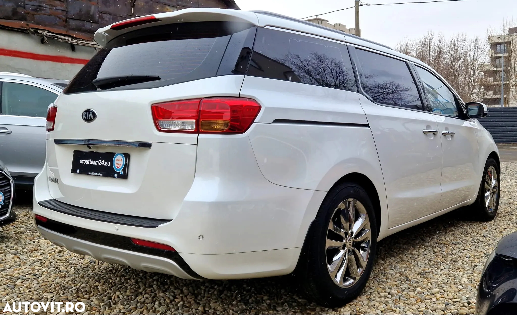 Kia Carnival - 28
