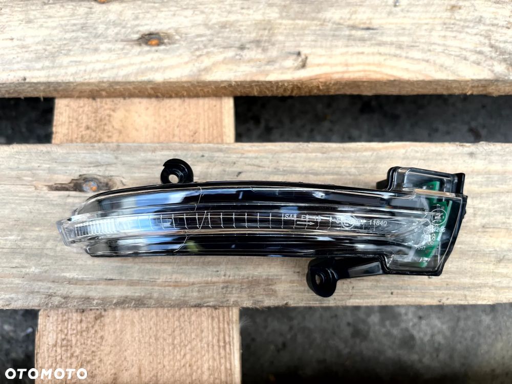 RENAULT MEGANE IV KIERUNKOWSKAZ MIGACZ LUSTERKA PRAWEGO PRAWY 30087924 ORYGINAŁ