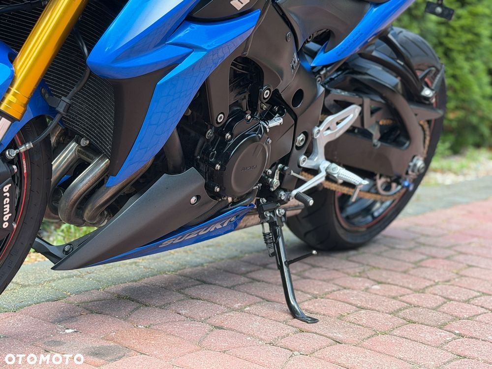 Suzuki GSX - 17