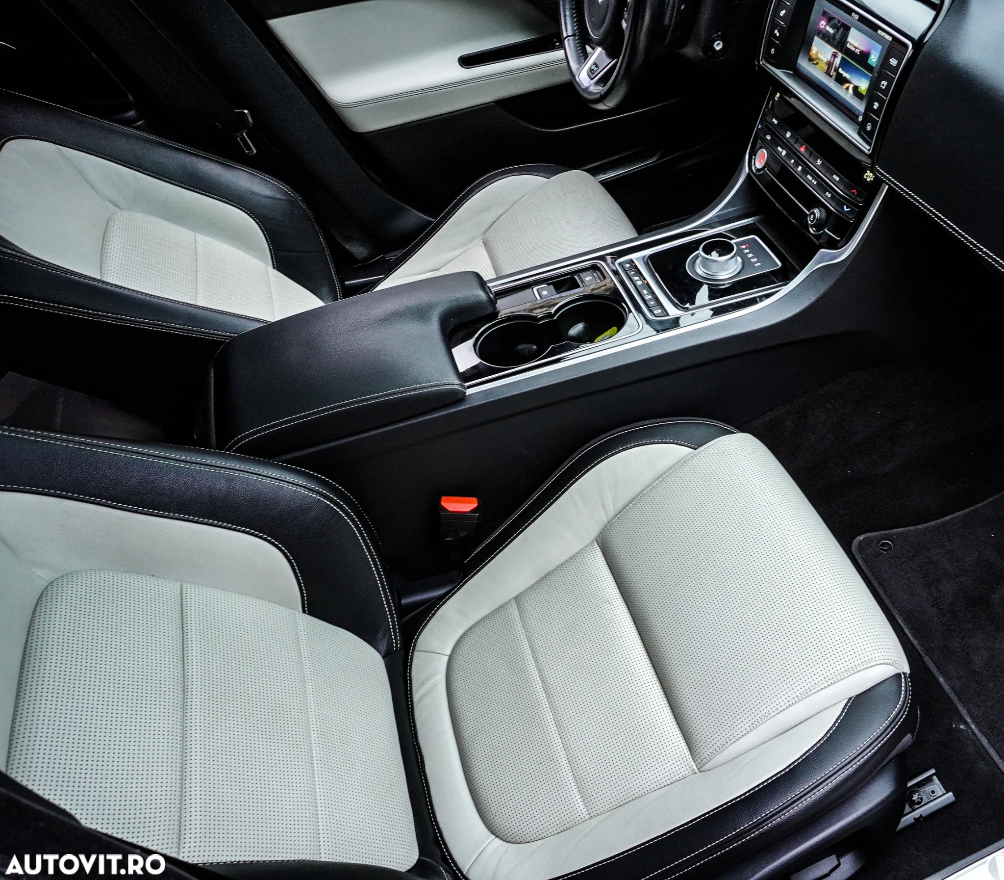 Jaguar XE 2.0 R-Sport - 13