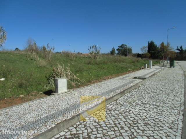 Terreno urbano com acesso asfaltado e utilidades completas - Grande imagem: 4/6