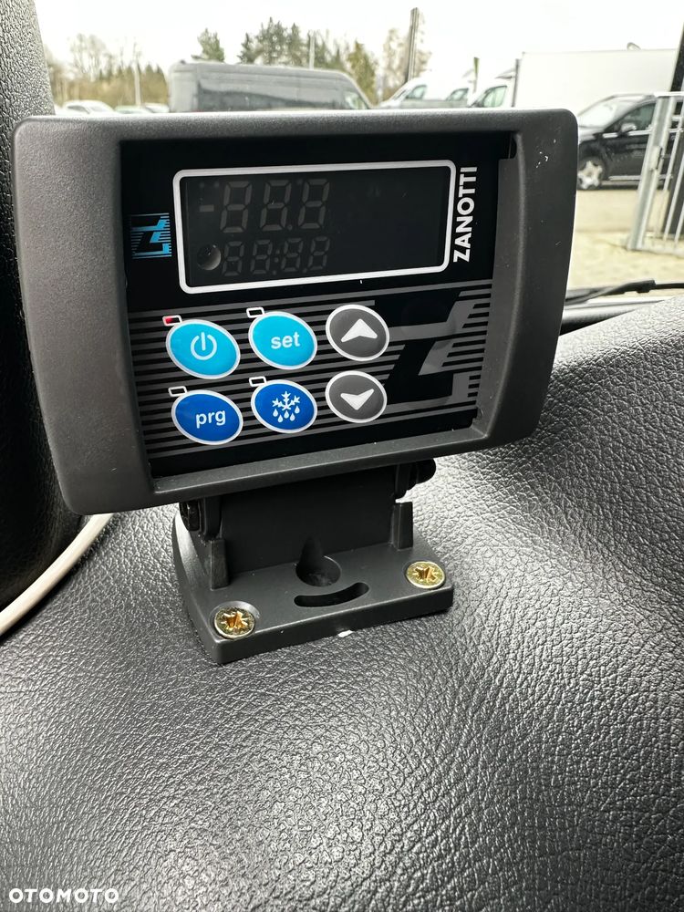 Mercedes-Benz Sprinter - 13