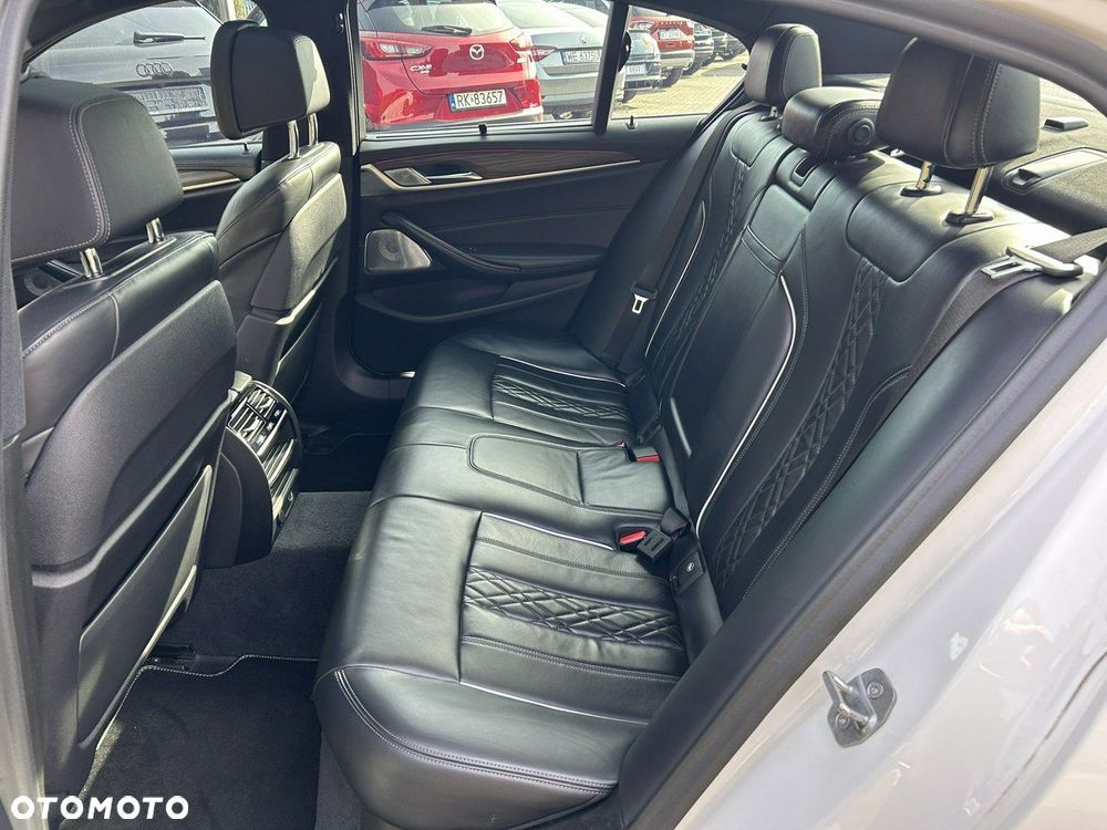 BMW Seria 5 M550i xDrive sport - 17