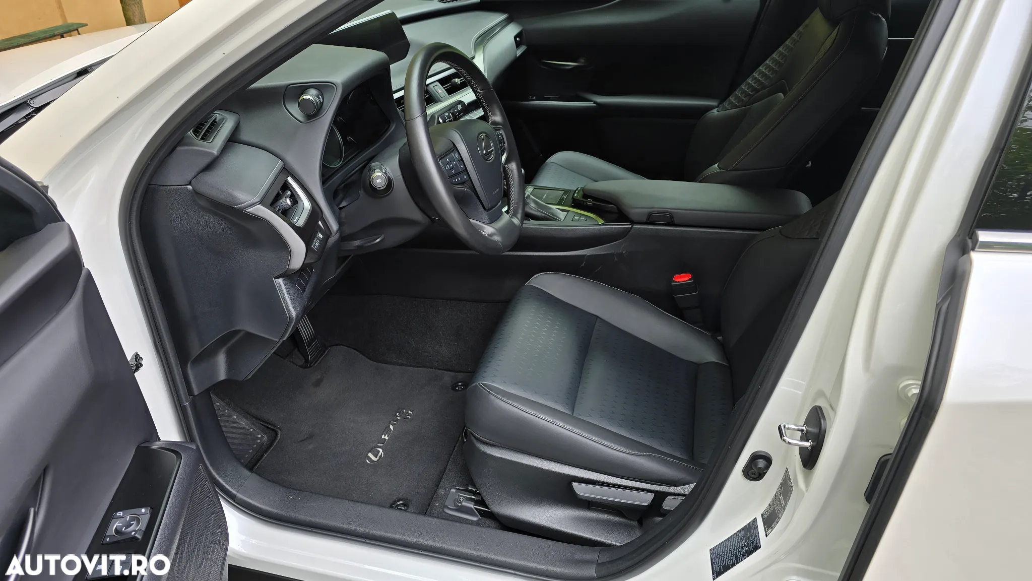 Lexus UX 250h FWD Executive - 16