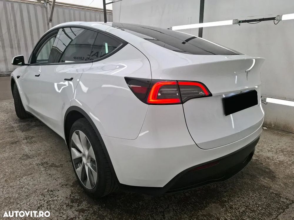 Tesla Model Y Long Range Dual Motor AWD - 4