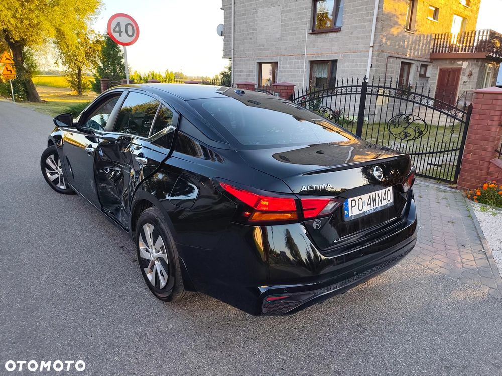 Nissan Altima - 5