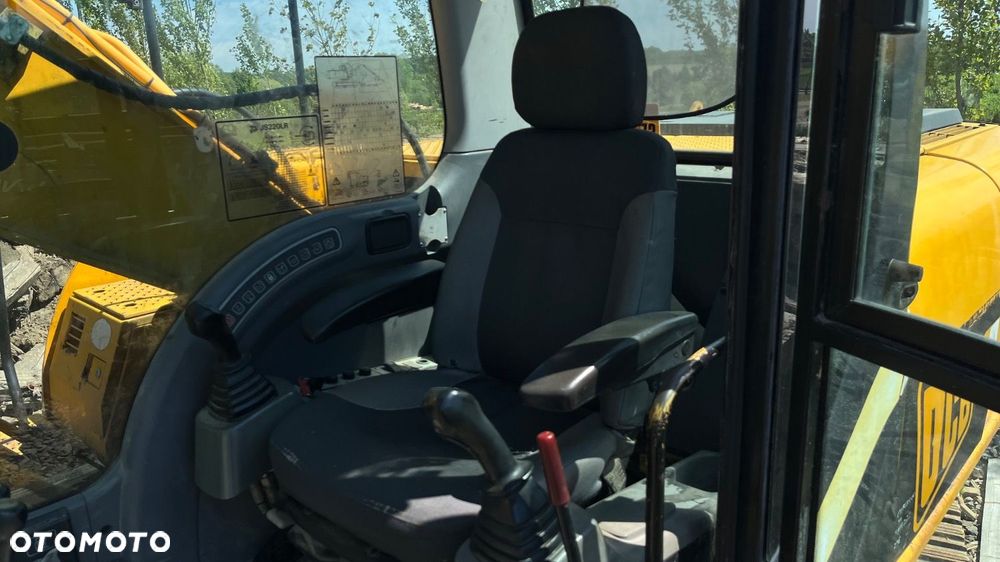 JCB Js 220 - 14