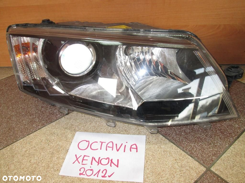 Lampa lampy Xenon Skoda Octavia 5E0 12r. przód - 2