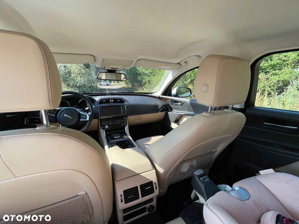 Jaguar XE 2.0 T Prestige - 14