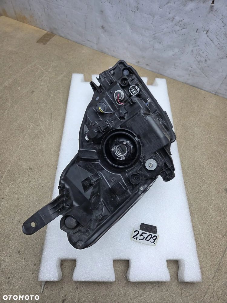 Toyota Yaris III 3 lift 17-20r lampa lewy lewa przód przednia - 11