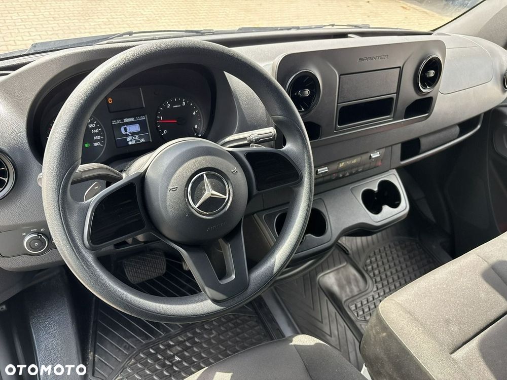 Mercedes-Benz Sprinter - 12