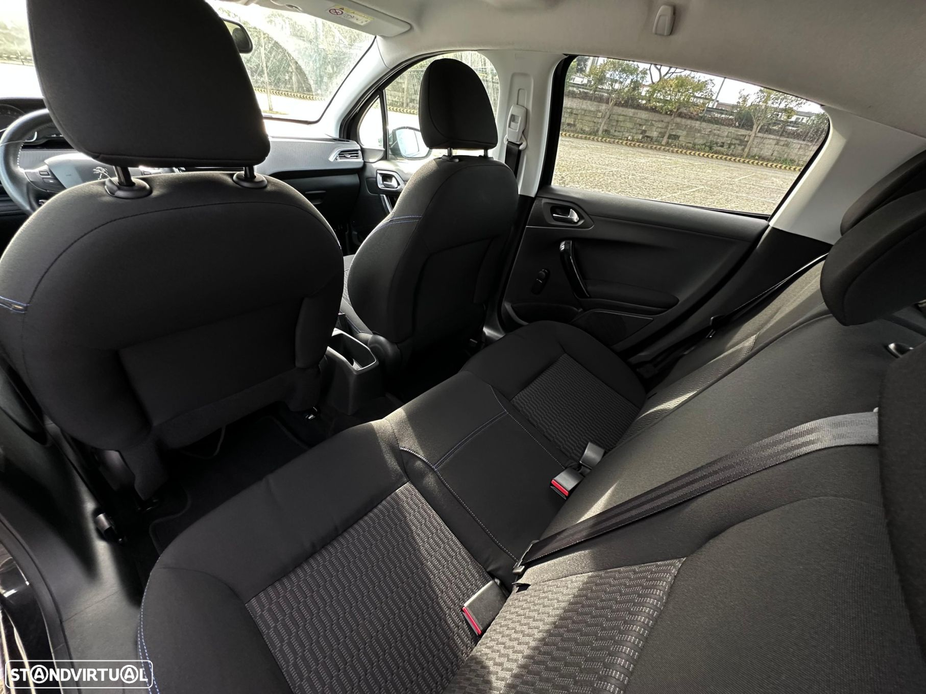 Peugeot 208 - 15