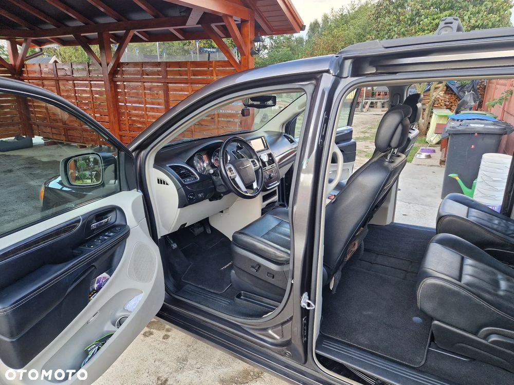 Chrysler Town & Country 3.6 Limited - 12