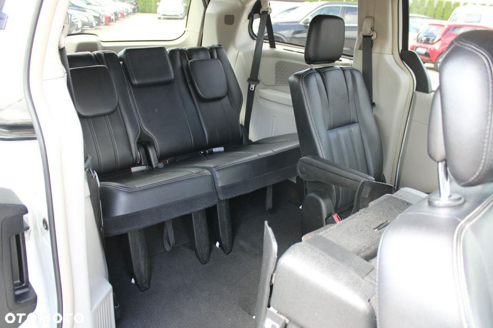 Chrysler Town & Country - 27