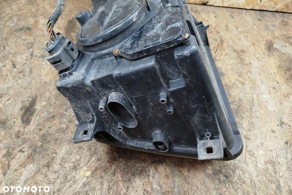lampa przód lewa HELLA kompletna do lekkiej polerki do Vw Crafter I 06- 2E1941015, wszystkie uchwyty na miejscu - 8