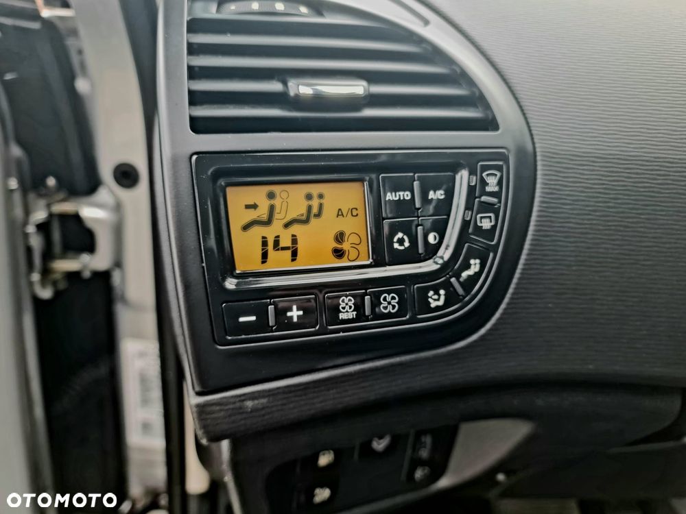 Citroën C4 Picasso THP 150 EGS6 Exclusive - 24