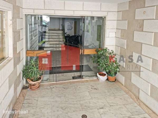T3 Duplex, com suite, garagem 3 viaturas, terraço e varanda - Grande imagem: 3/31