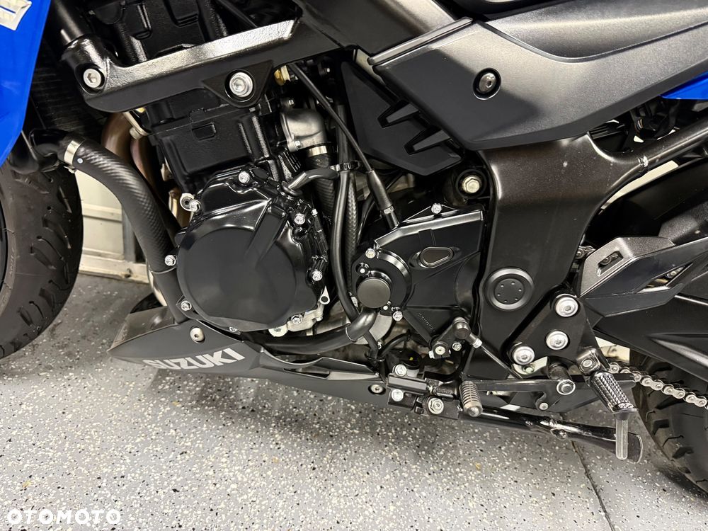 Suzuki GSX - 16