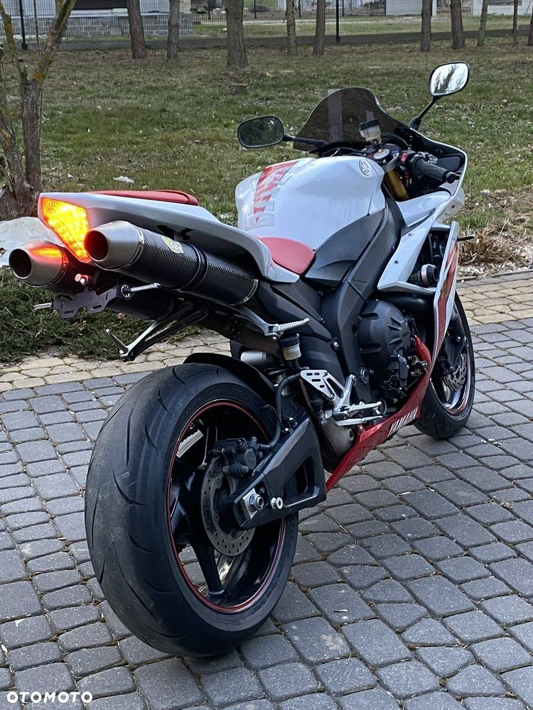 Yamaha R1 - 4