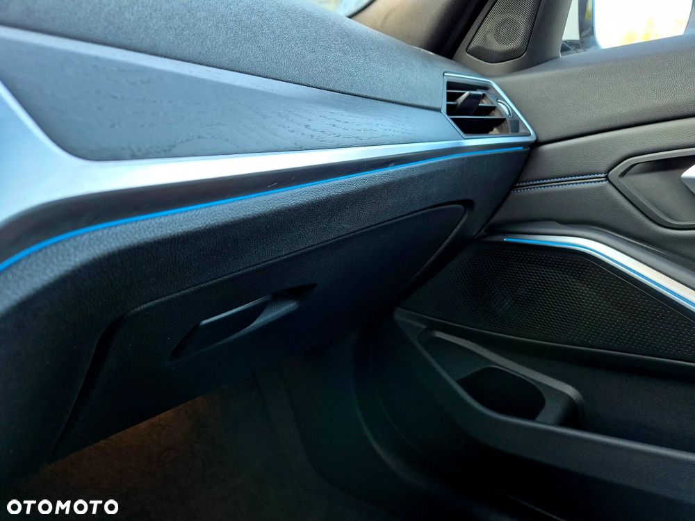BMW Seria 3 330e M Sport - 31