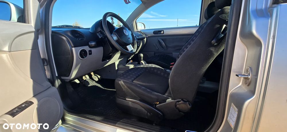 Volkswagen New Beetle - 11