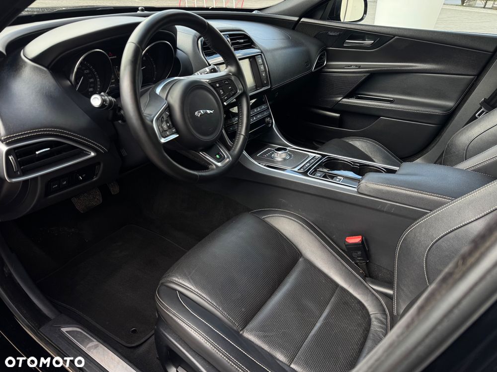 Jaguar XE D200 R-Dynamic S - 29