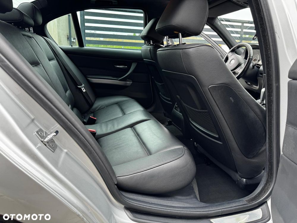 BMW Seria 3 320d DPF - 12