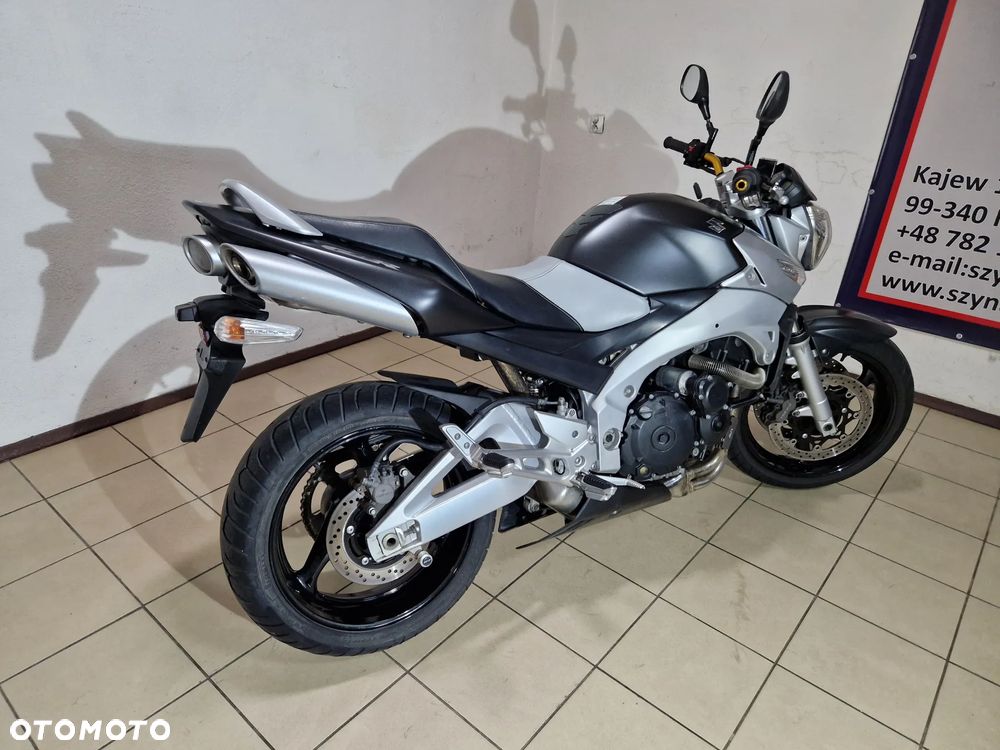 Suzuki GSR - 4