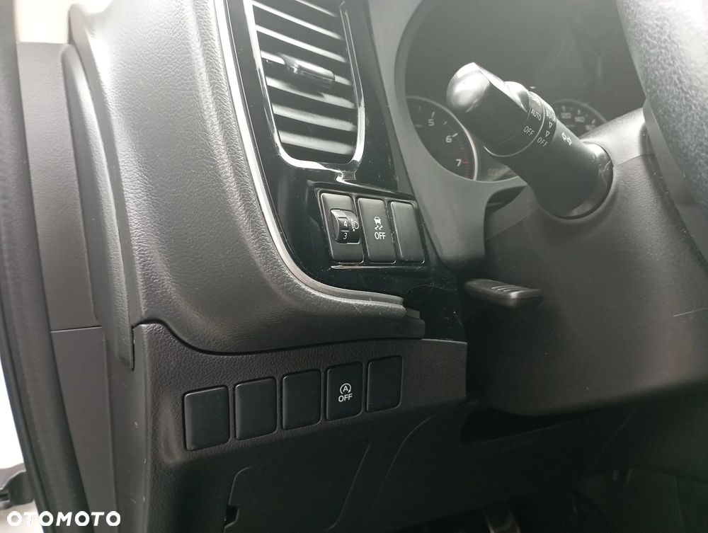 Mitsubishi Outlander 2.0 Invite + 2WD - 15