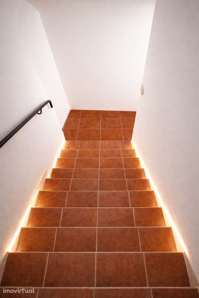 Moradia para Recuperar - Investimento – Vila Viçosa (Zona do Castelo) - Grande imagem: 2/45