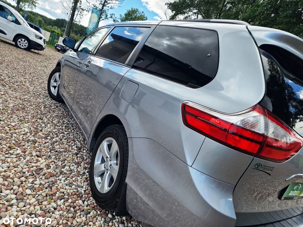 Toyota Sienna - 4