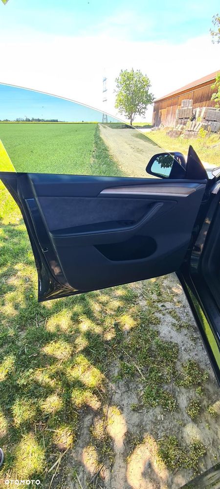 Tesla Model Y - 12