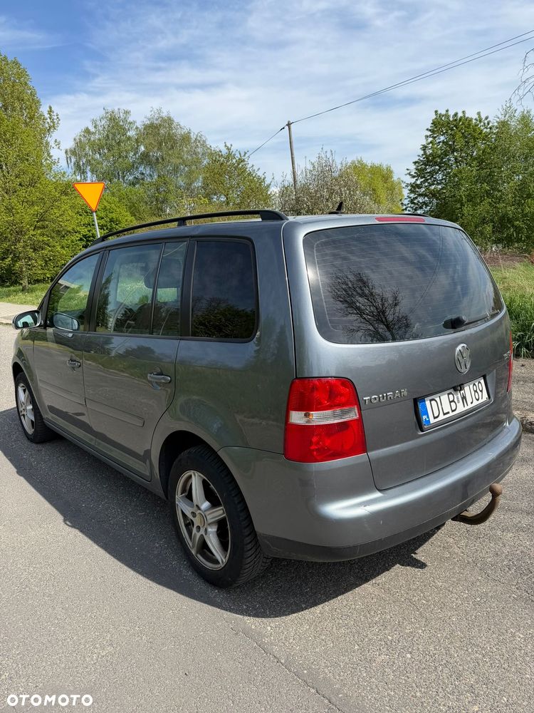 Volkswagen Touran 1.6 FSI Basis - 2