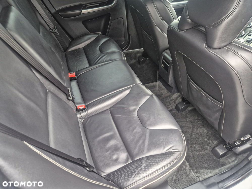 Volvo XC 60 D4 AWD Geartronic RDesign - 26