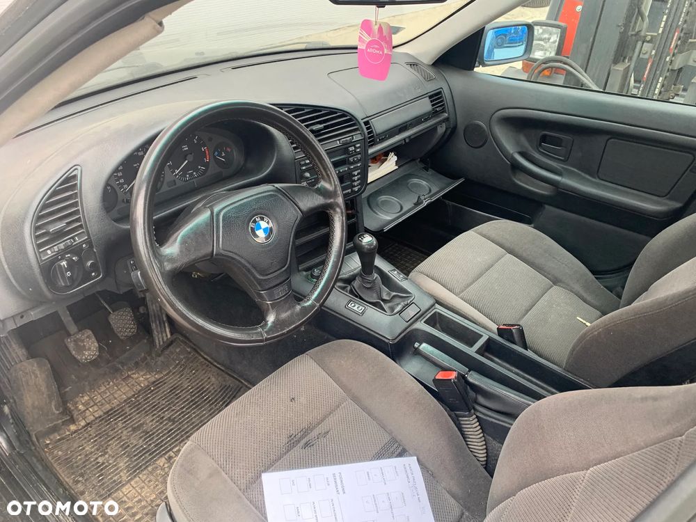 BMW 3 E36 1997 *SAMOCHÓD NA CZĘŚCI* 4551 MASKA, LAMPA, DRZWI, LUSTERKO, ZDERZAK, GRILL, BŁOTNIK, KLAPA, BELKA, DESKA, FOTELE, KANAPA, ĆWIARTKA KIEROWNICA, TARCZE, ZACISKI, ZAWIESZENIE, KOMPLETNY PRZÓD, KOMPLETNY TYŁ, LICZNIK, ZEGARY, PRAWE LEWE PRZÓD TYŁ - 5