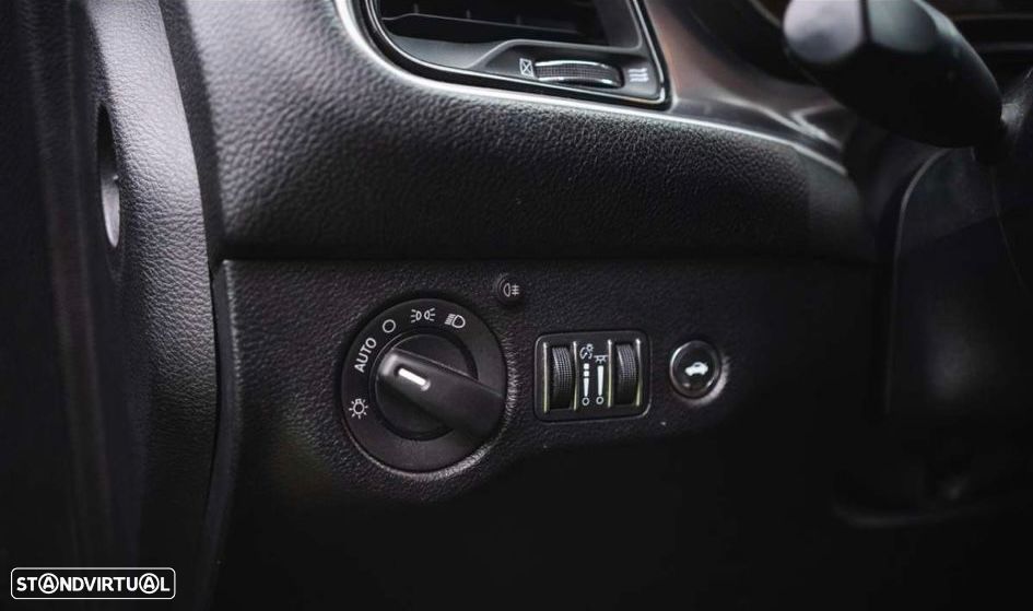 Dodge Challenger Auto SXT Plus - 20