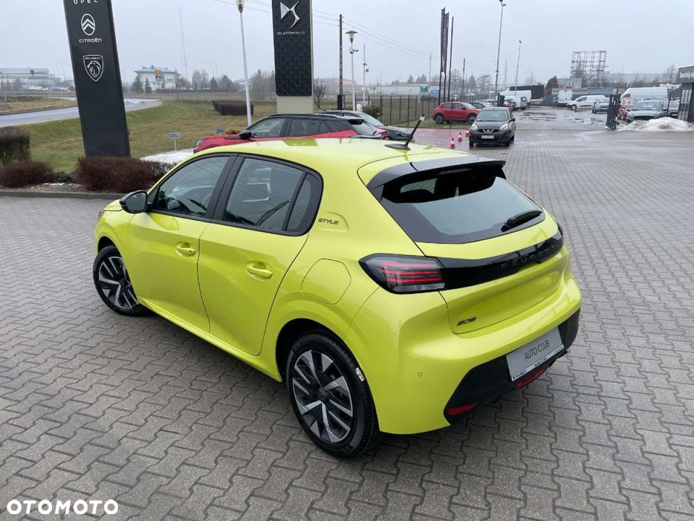 Peugeot 208 - 8