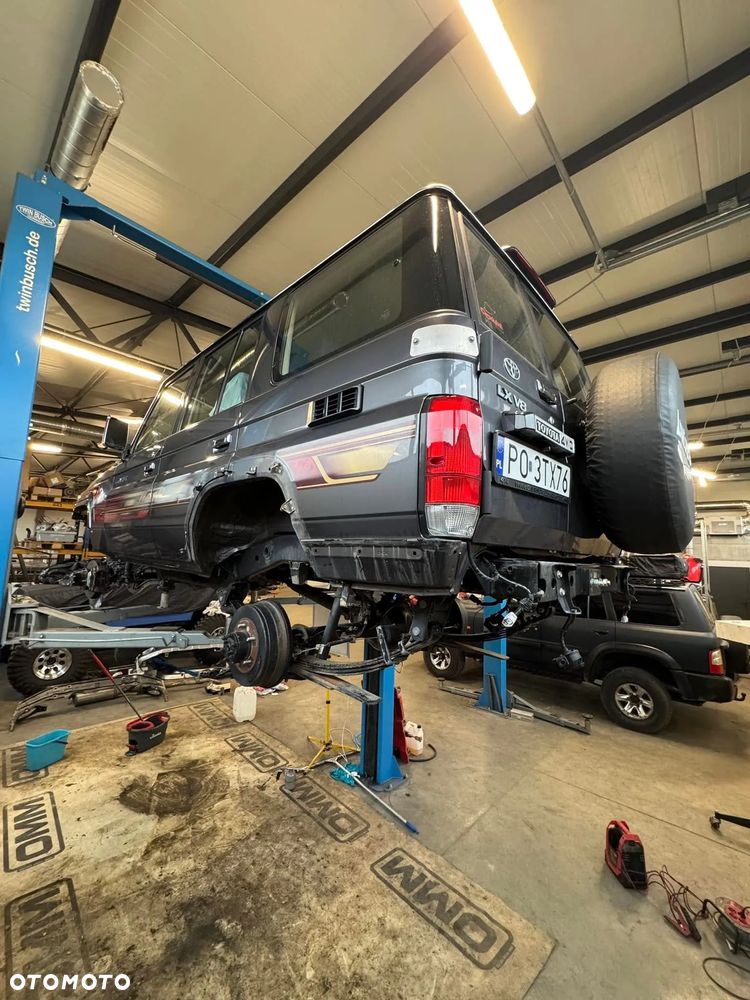 Toyota Land Cruiser - 16