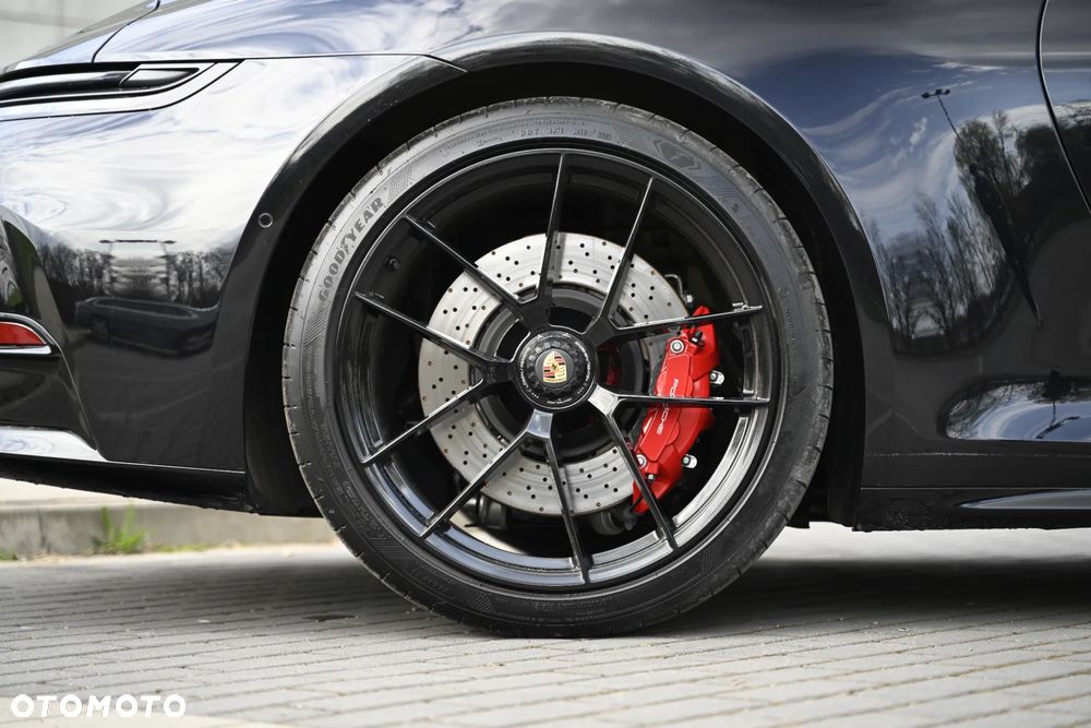 Porsche 911 Carrera 4 GTS - 18