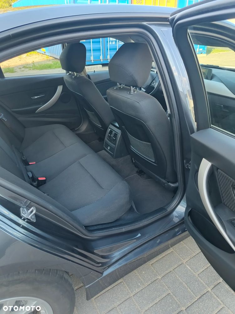 BMW Seria 3 318d - 23