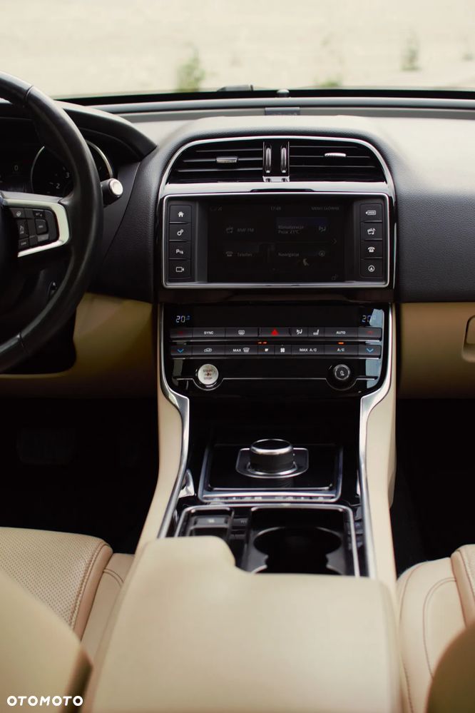 Jaguar XE 25t Prestige - 27