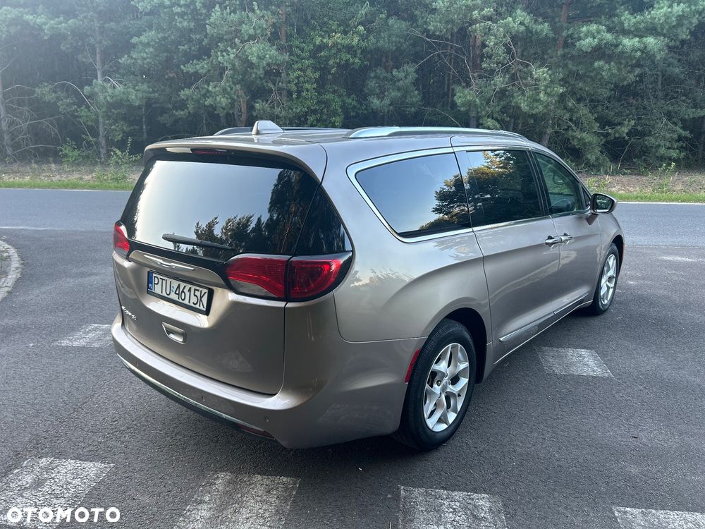 Chrysler Pacifica - 12