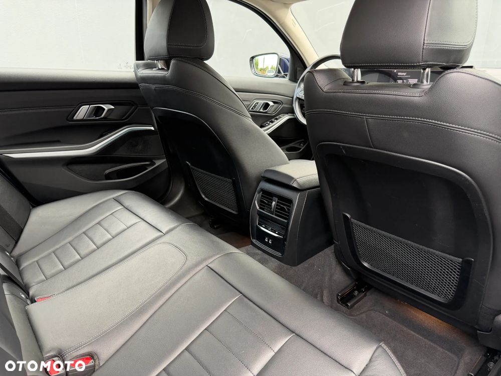 BMW Seria 3 318d mHEV - 26