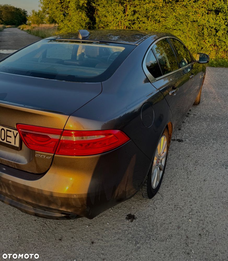 Jaguar XE 2.0 D Prestige - 8