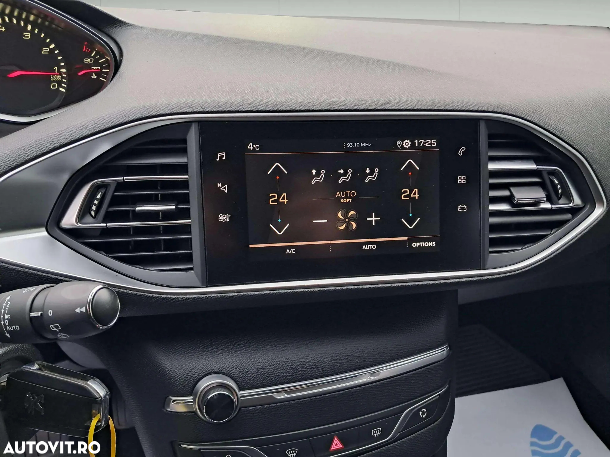 Peugeot 308 SW 1.2 L PureTech Turbo S&S EAT8 Active - 16