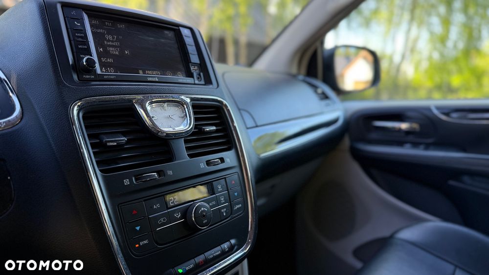 Chrysler Town & Country - 15